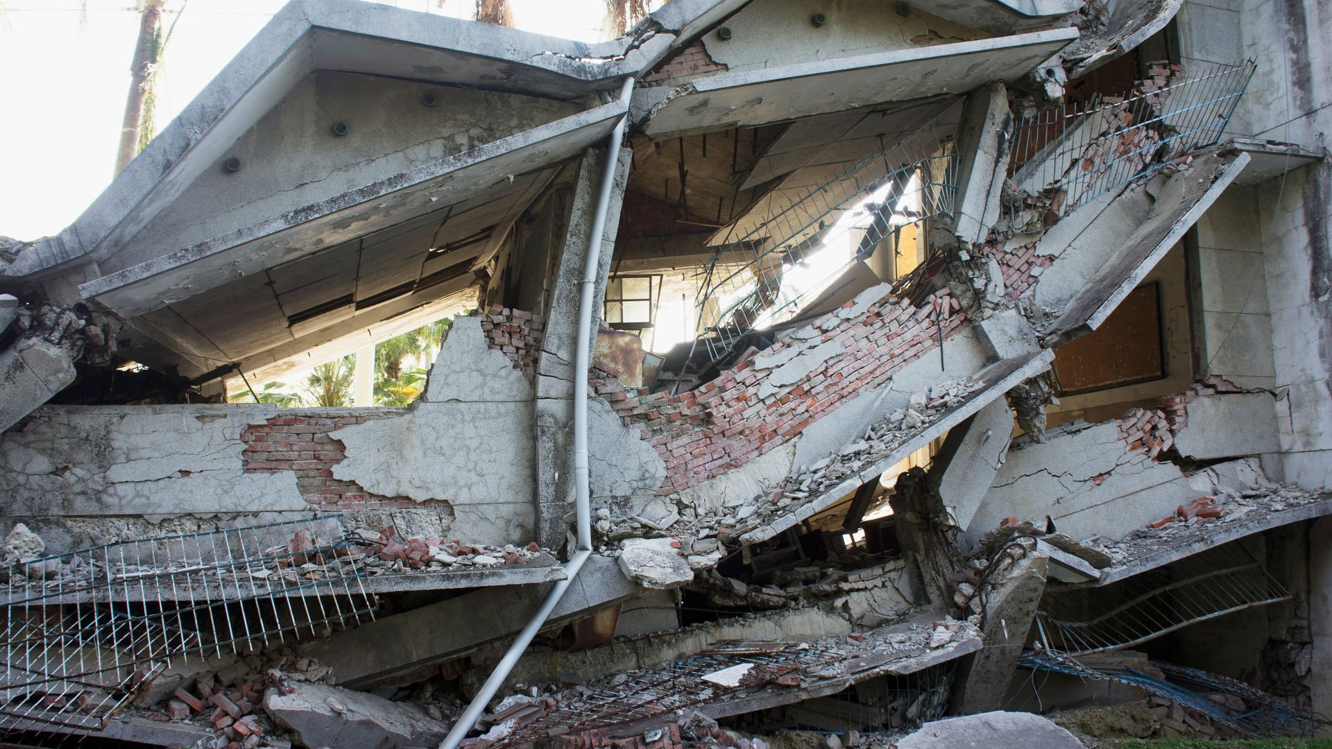 Eingestürztes Haus nach einem Erdbeben in Taiwan (Archivbild): Immer wieder kommt es in der Region zu Beben.