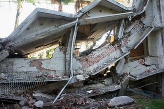 Eingestürztes Haus nach einem Erdbeben in Taiwan (Archivbild): Immer wieder kommt es in der Region zu Beben.