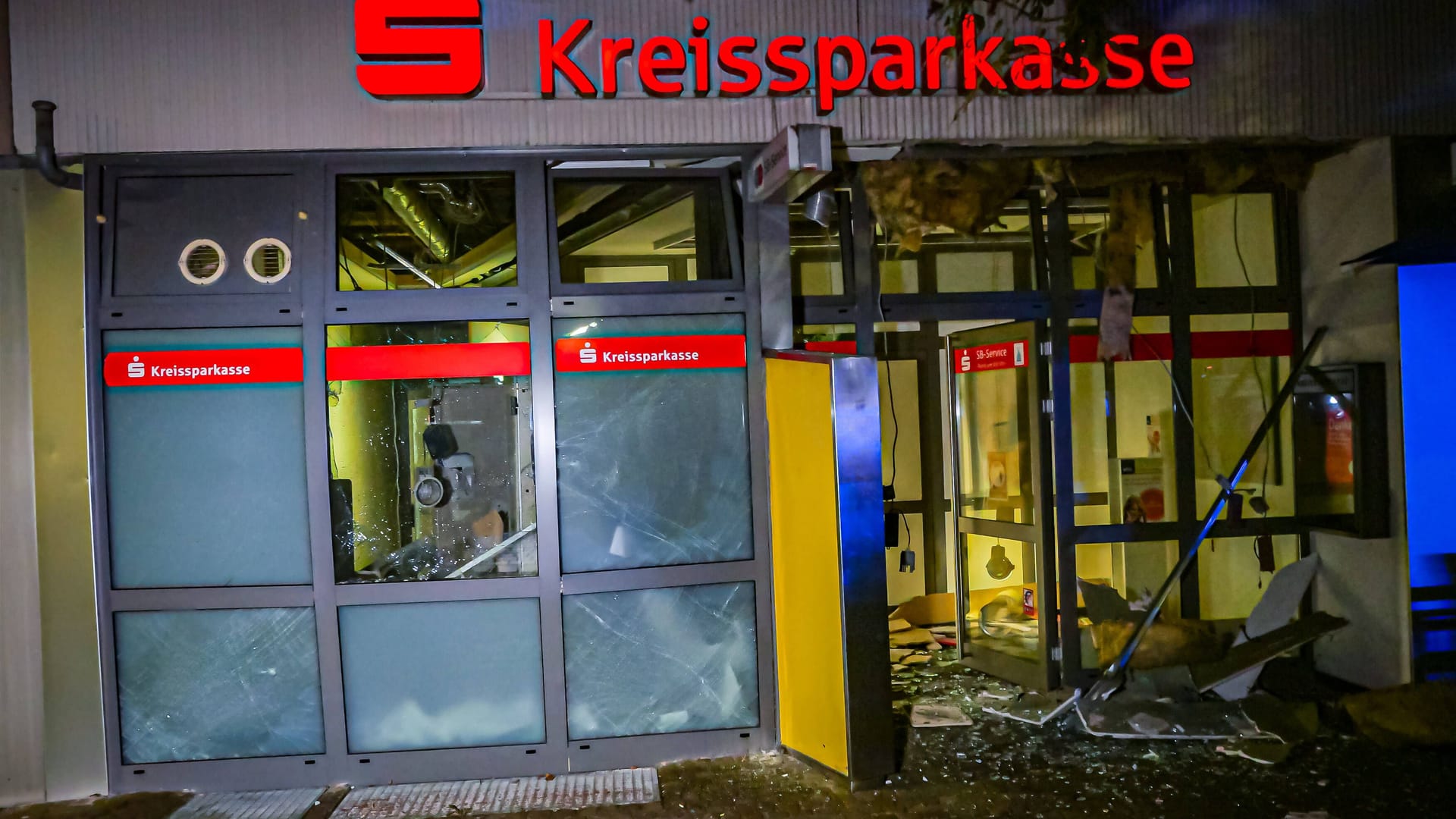 Die Filiale der Kreissparkasse Böblingen am Sindelfinger Hans-Thoma-Platz: Unbekannte haben am frühen Freitagmorgen den Geldautomat gesprengt.