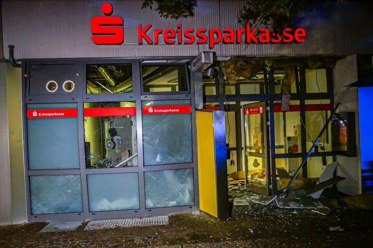 Die Filiale der Kreissparkasse Böblingen am Sindelfinger Hans-Thoma-Platz: Unbekannte haben am frühen Freitagmorgen den Geldautomat gesprengt.
