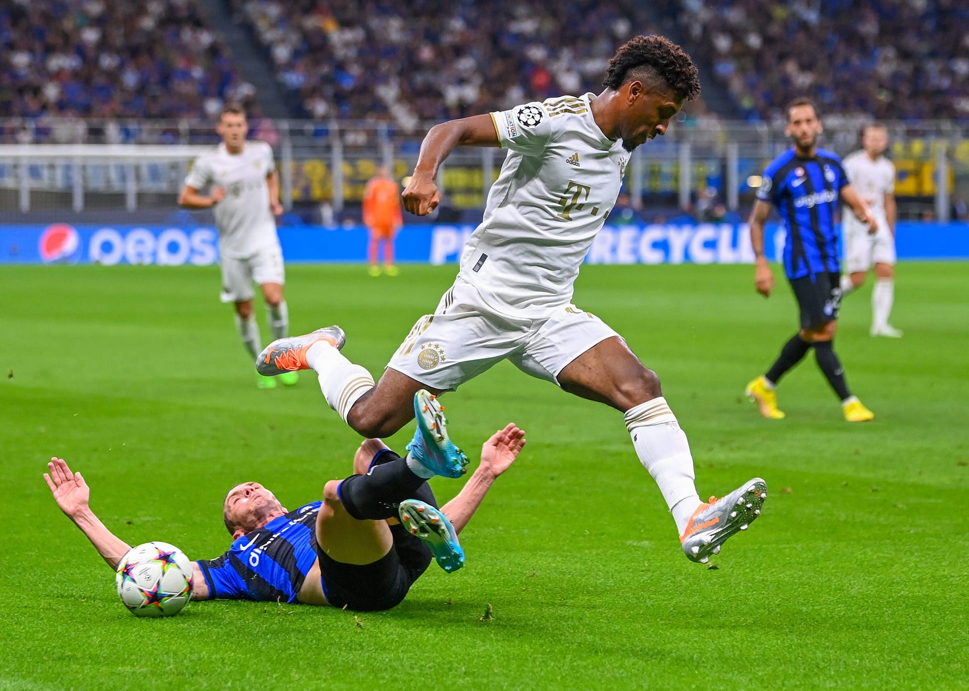 Kingsley Coman (bis 75.): Hatte gleich die erste Tormöglichkeit. Versuchte auch danach viel, brauchte aber ein wenig Anlaufzeit. Riss mit seiner Geschwindigkeit immer wieder Lücken. Gut getimter Pass auf Sané. Zog auch mal in die Mitte und mit links ab, sein Schuss wurde aber noch abgefälscht (59.). Setzte Mané eigentlich perfekt in Szene (68.). Note 3