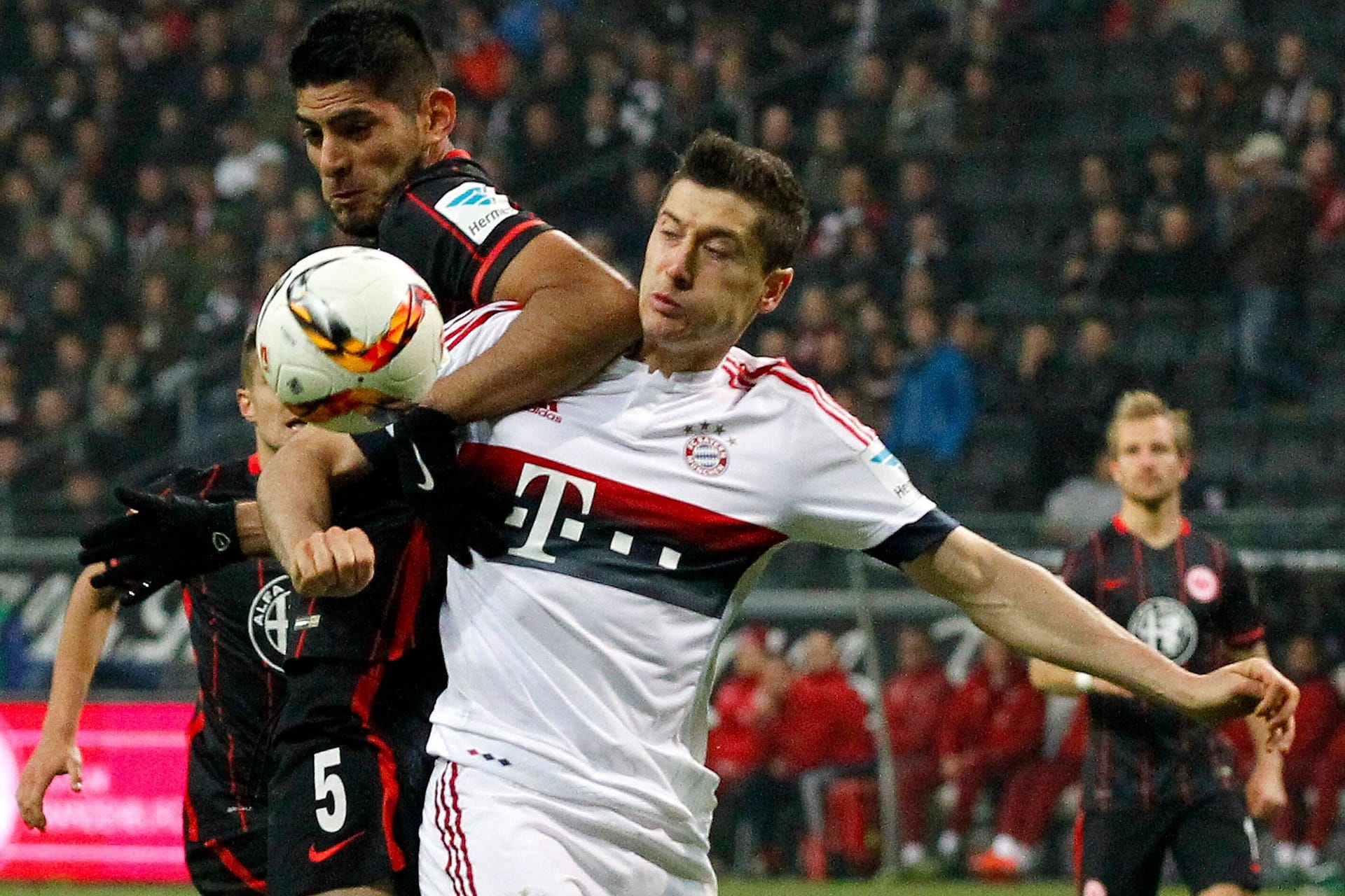 Carlos Zambrano (l.) und Robert Lewandowski: Der frühere Eintracht-Profi im Jahr 2015 im Zweikampf mit dem Ex-Bayern-Spieler.