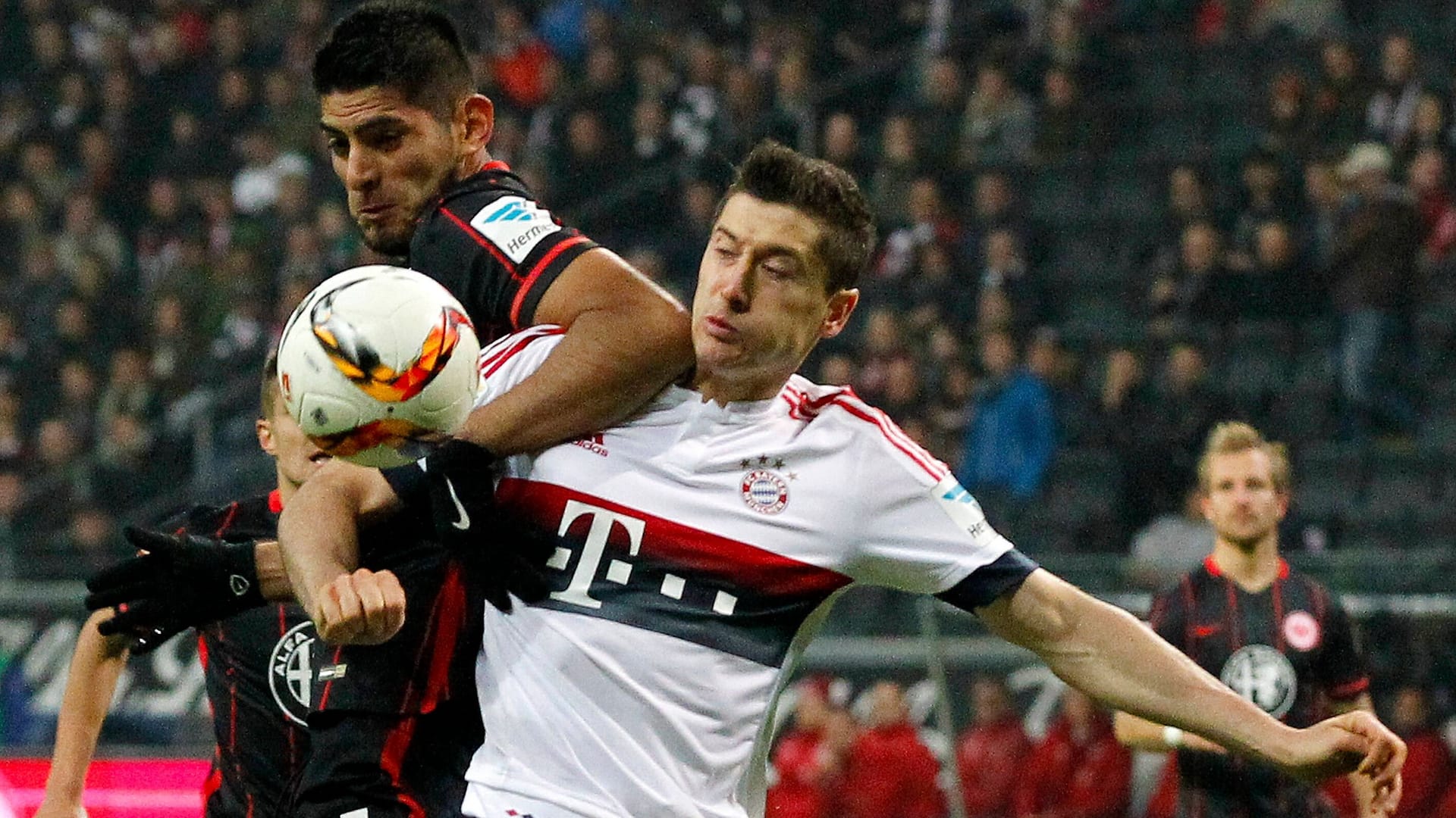 Carlos Zambrano (l.) und Robert Lewandowski: Der frühere Eintracht-Profi im Jahr 2015 im Zweikampf mit dem Ex-Bayern-Spieler.