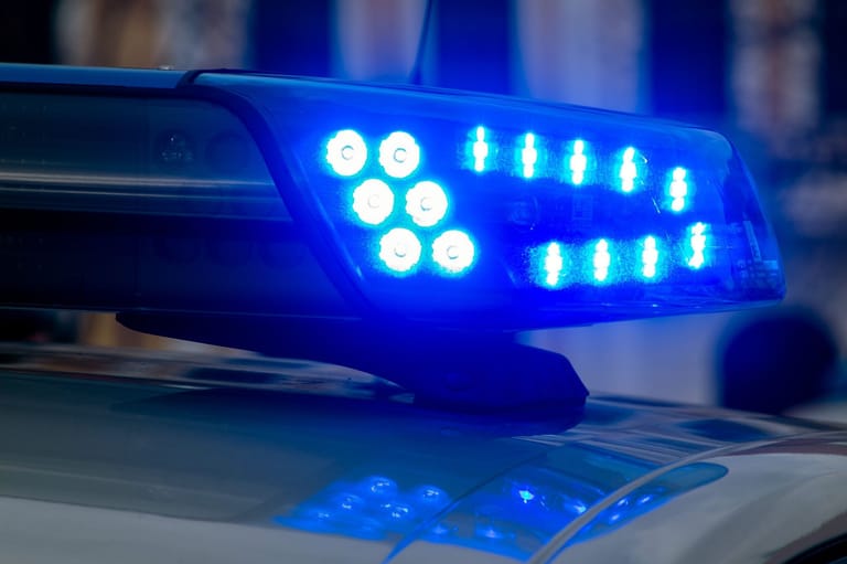 Ein Blaulicht der Polizei leuchtet auf (Symbolbild): In Brake wurde ein Junge von einem Mann geschlagen.
