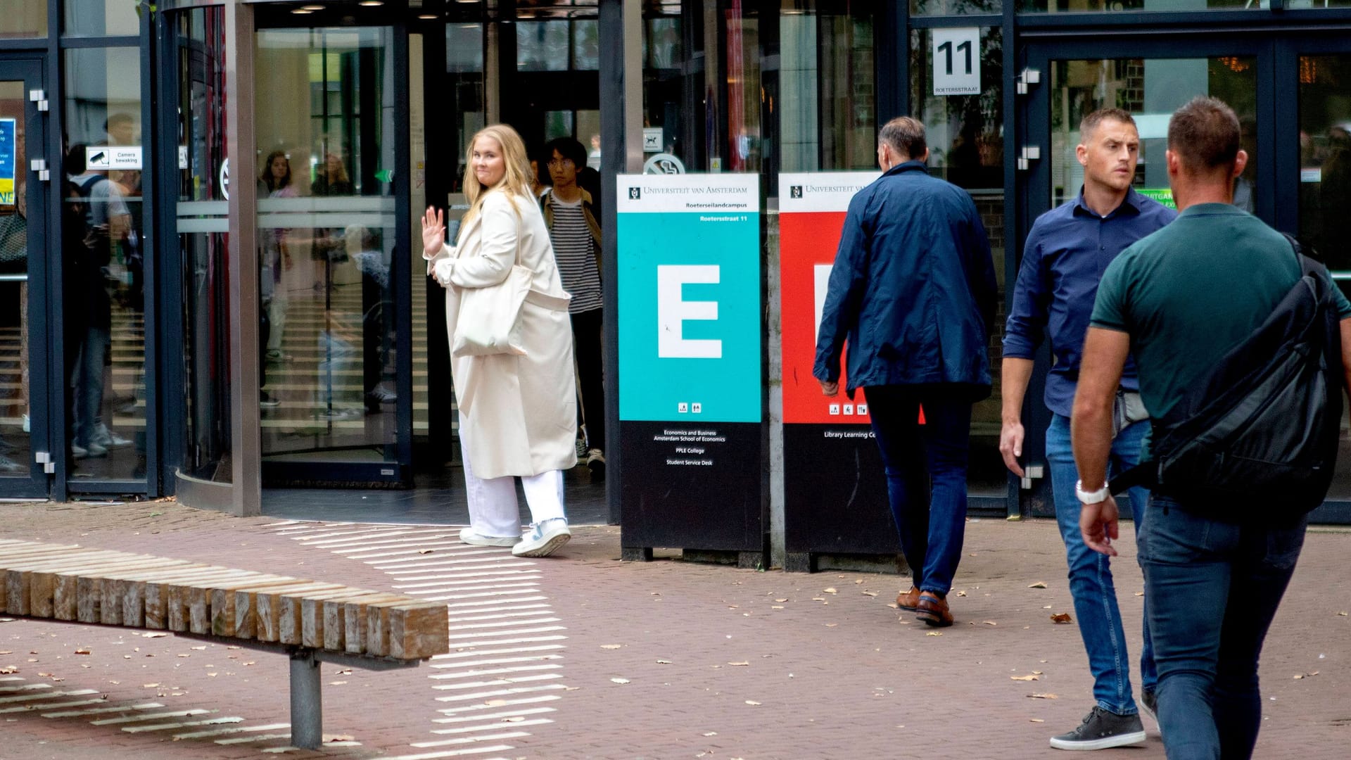 Amalia betritt ein Universitätsgebäude: Wieder mit im Bild sind die Leibwächter der Prinzessin.