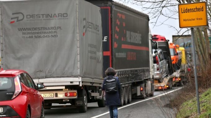 Lkw und Autos stauen sich auf der Lennestraße: Tausende von Fahrzeuge brummen täglich durch die Gemeinde.