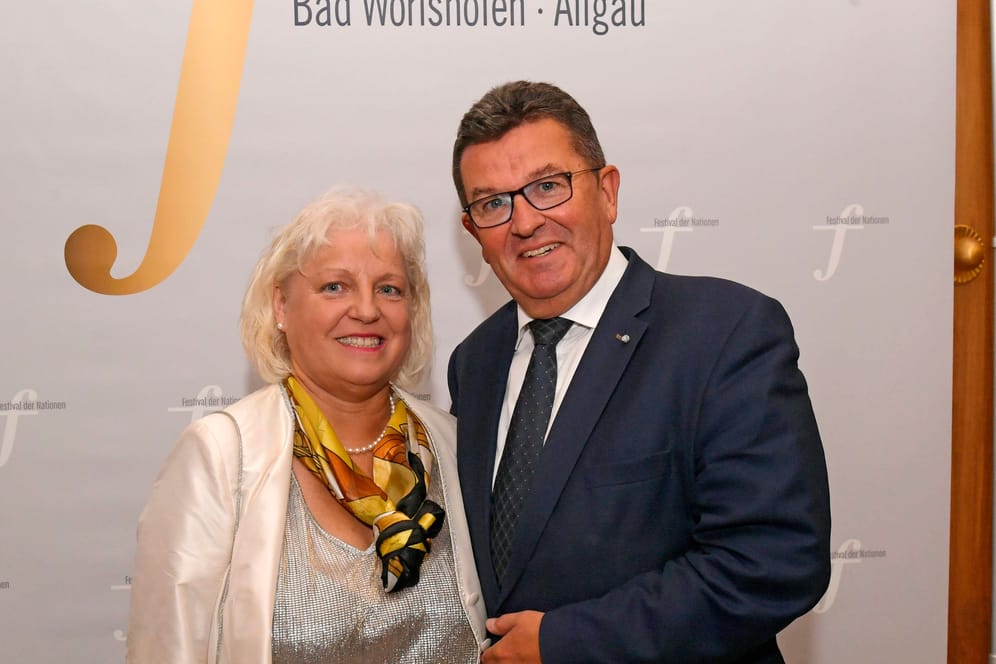 Franz Josef Pschierer mit seiner Ehefrau bei einer Gala (Archivbild): Der ehemalige Wirtschaftsminister soll nun von der CSU zur FDP wechseln.