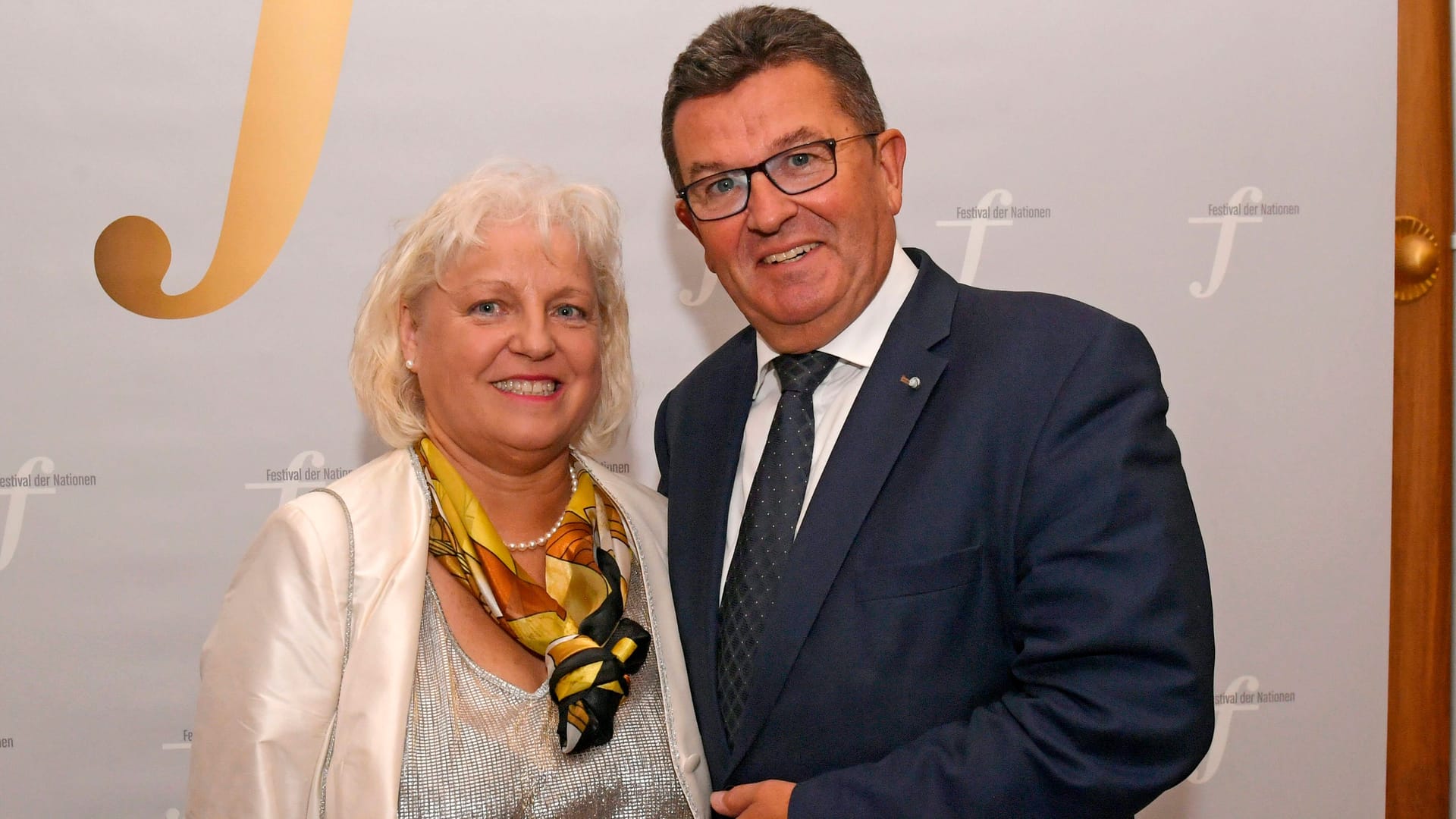 Franz Josef Pschierer mit seiner Ehefrau bei einer Gala (Archivbild): Der ehemalige Wirtschaftsminister soll nun von der CSU zur FDP wechseln. Franz Josef Pschierer mit seiner Ehefrau bei einer Gala (Archivbild): Der ehemalige Wirtschaftsminister soll nun von der CSU zur FDP wechseln.