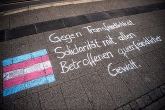 "Gegen Transfeindlichkeit, Solidarität mit allen Betroffenen queerfeindlicher Gewalt" steht an einer Straßenbahnhaltestelle am Bremer Buntentorsteinweg.