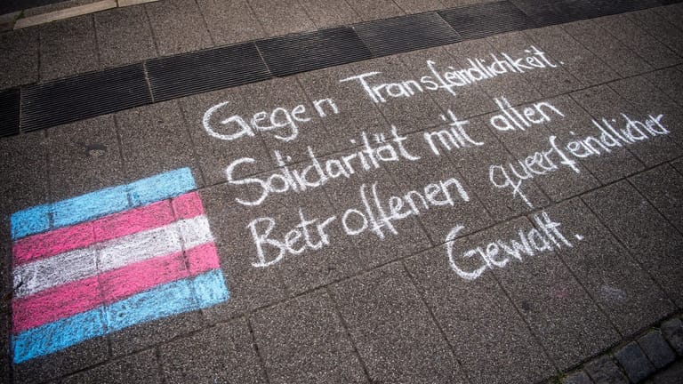 "Gegen Transfeindlichkeit, Solidarität mit allen Betroffenen queerfeindlicher Gewalt" steht an einer Straßenbahnhaltestelle am Bremer Buntentorsteinweg.