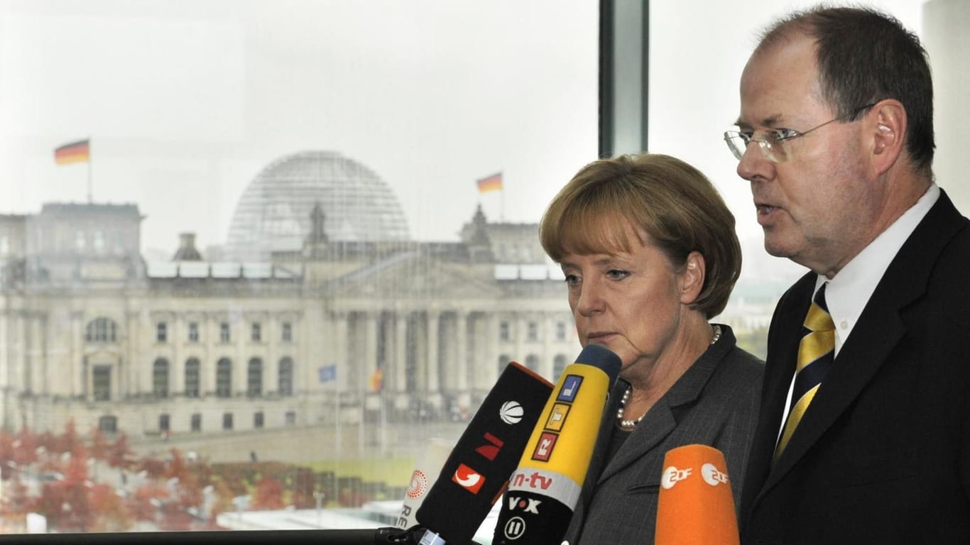 Im Herbst 2008 garantierten Merkel und Steinbrück die deutschen Sparguthaben.