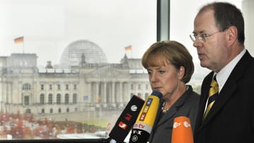 Im Herbst 2008 garantierten Merkel und Steinbrück die deutschen Sparguthaben.