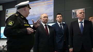 Kremlchef Putin inspiziert in Kaliningrad einen Stützpunkt der russischen Marine.