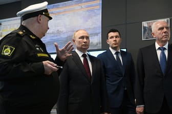 Kremlchef Putin inspiziert in Kaliningrad einen Stützpunkt der russischen Marine.