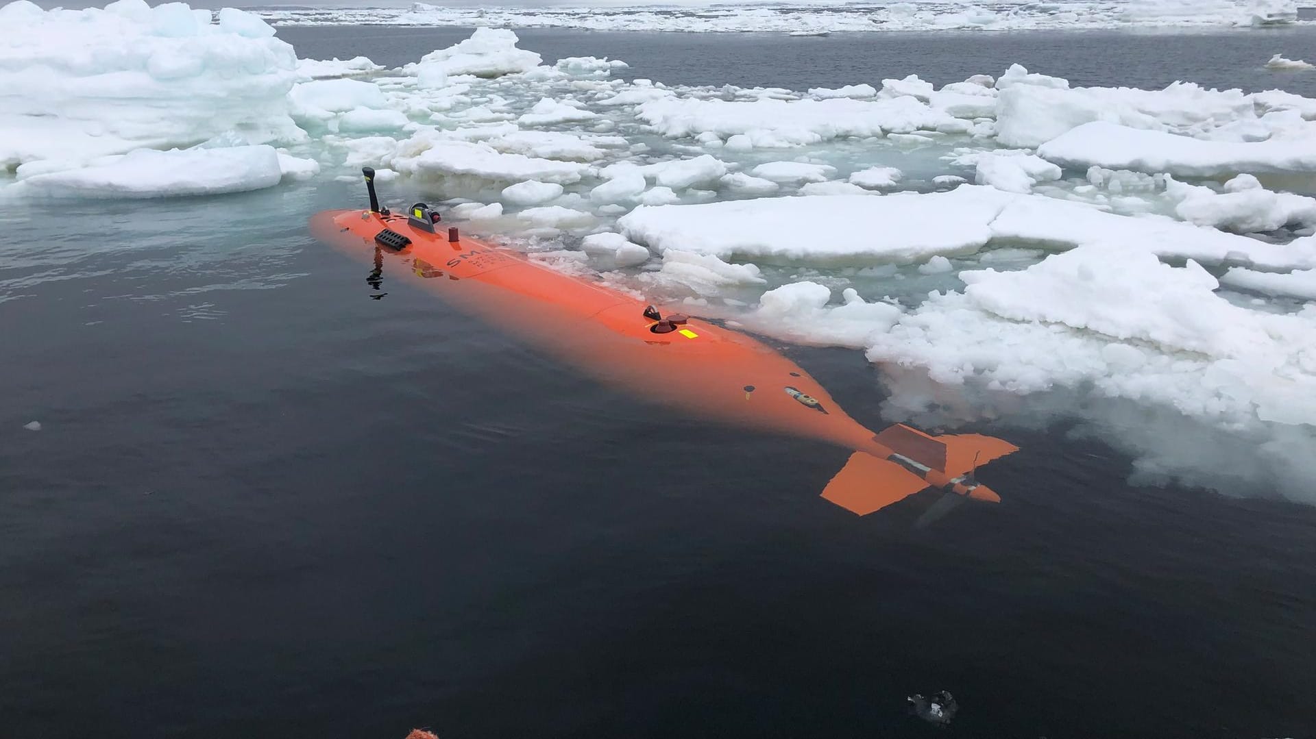 Ein Unterwasserfahrzeug untersucht den Thwaites-Gletscher (Archivbild): Neu Messungen zeigen, dass sich Risse vergrößern.