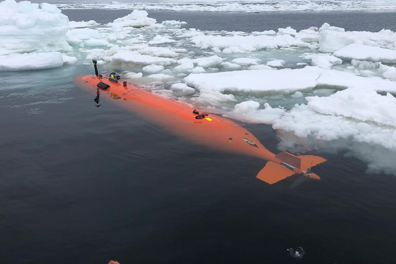 Ein Unterwasserfahrzeug untersucht den Thwaites-Gletscher (Archivbild): Neu Messungen zeigen, dass sich Risse vergrößern.