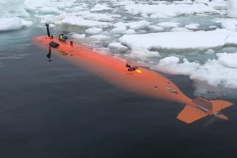 Ein Unterwasserfahrzeug untersucht den Thwaites-Gletscher (Archivbild): Neu Messungen zeigen, dass sich Risse vergrößern.