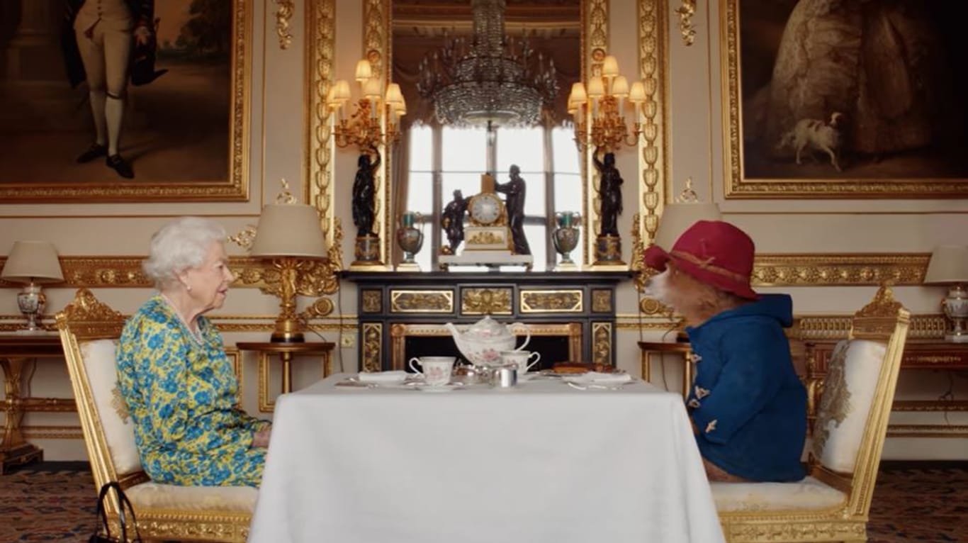 "Tea?": Queen Elizabeth II. mit dem Kinderliebling Paddington Bear.
