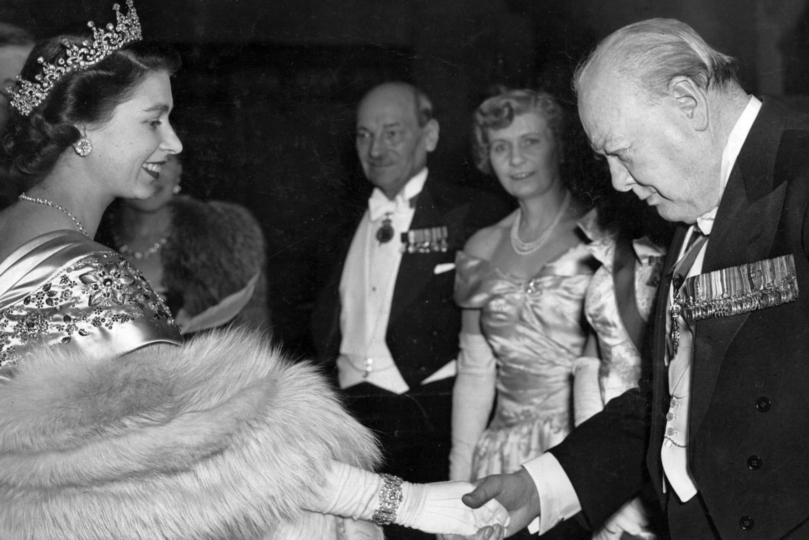 Königin Elizabeth II. und ihr erster Premierminister Winston Churchill im Jahr 1950.