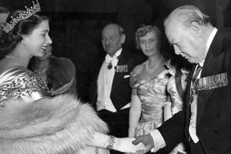 Königin Elizabeth II. und ihr erster Premierminister Winston Churchill im Jahr 1950.