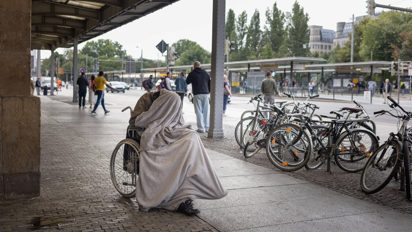 Ein obdachloser Mann vor dem Hauptbahnhof in Leipzig.