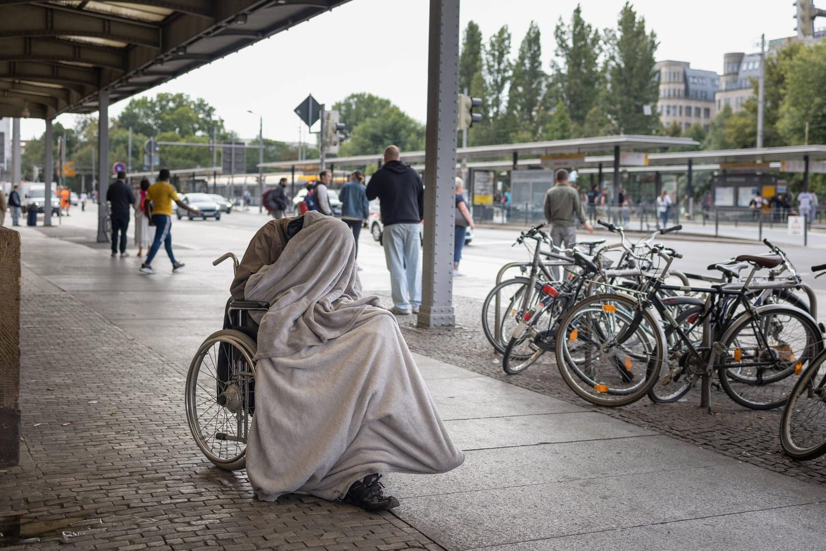 Ein obdachloser Mann vor dem Hauptbahnhof in Leipzig.