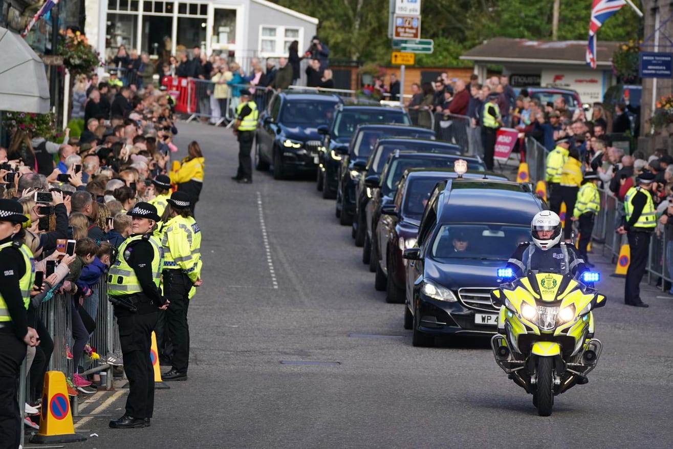 Queens Leichnam von Balmoral nach Edinburgh überführt