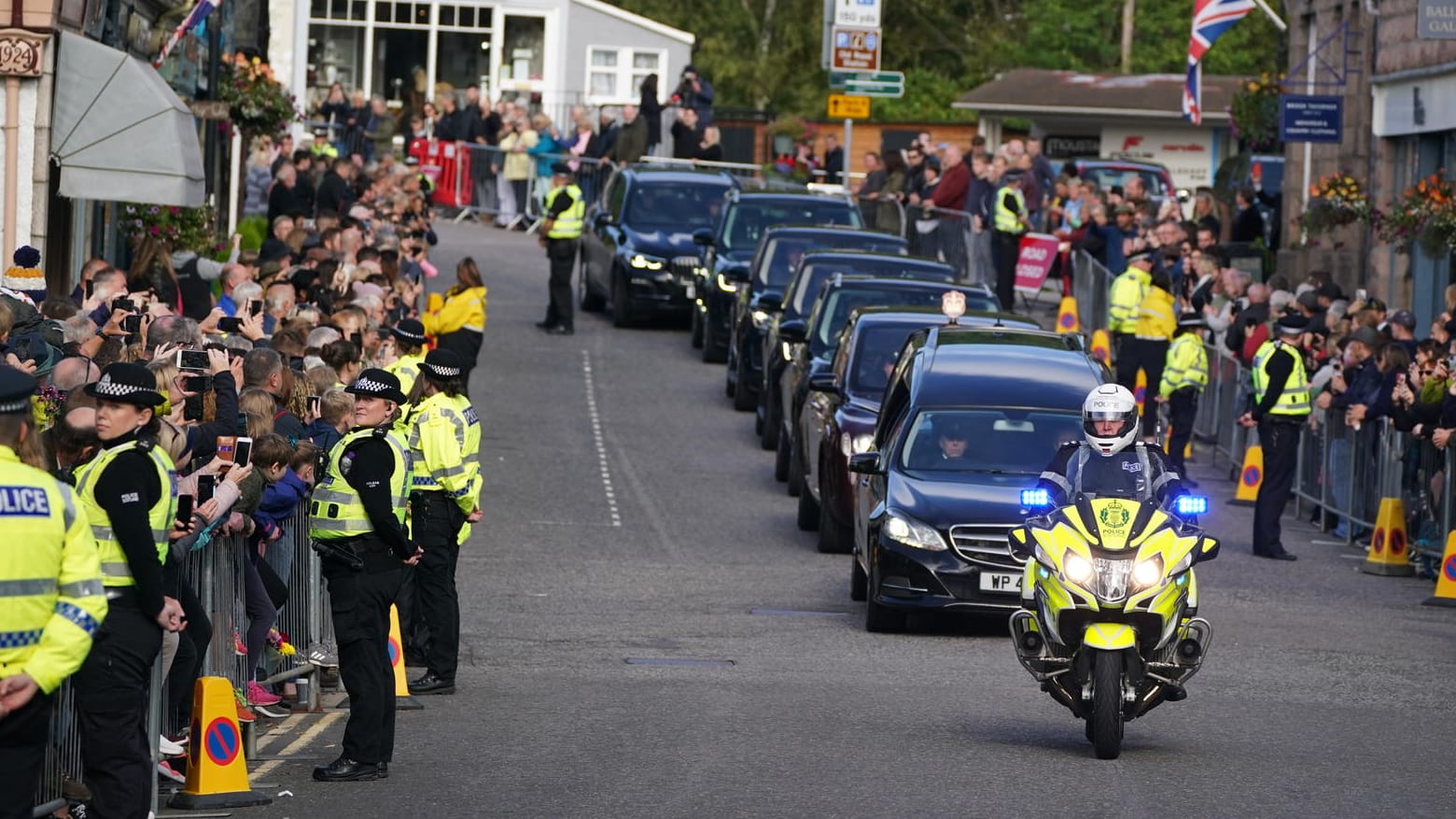 Queens Leichnam von Balmoral nach Edinburgh überführt