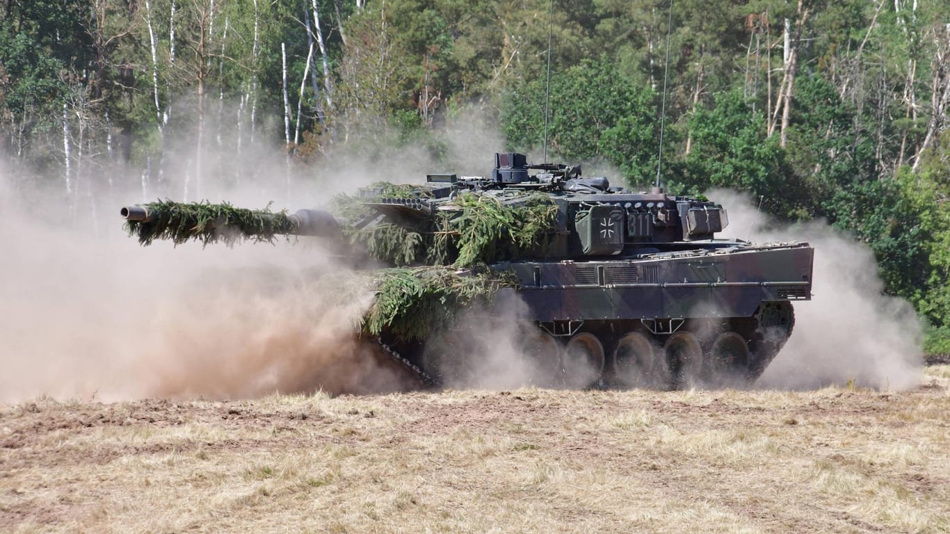 Kampfpanzer "Leopard" bei einer Bundeswehrübung: Die Gefährte gelten selbst bei gegnerischen Treffern als sicher für die Besatzung.
