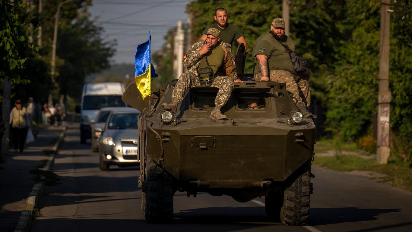 Ukrainische Soldaten auf einem Truppentransporter: Das Land braucht für seine Verteidigung weiter schweres Gerät.