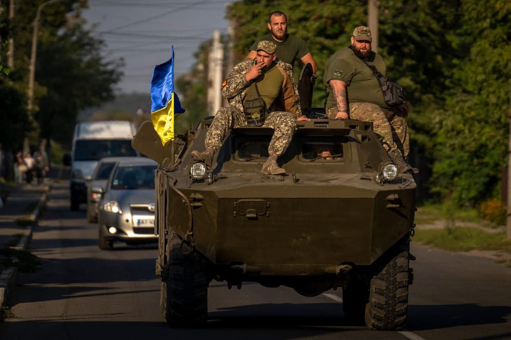 Ukrainische Soldaten auf einem Truppentransporter: Das Land braucht für seine Verteidigung weiter schweres Gerät.
