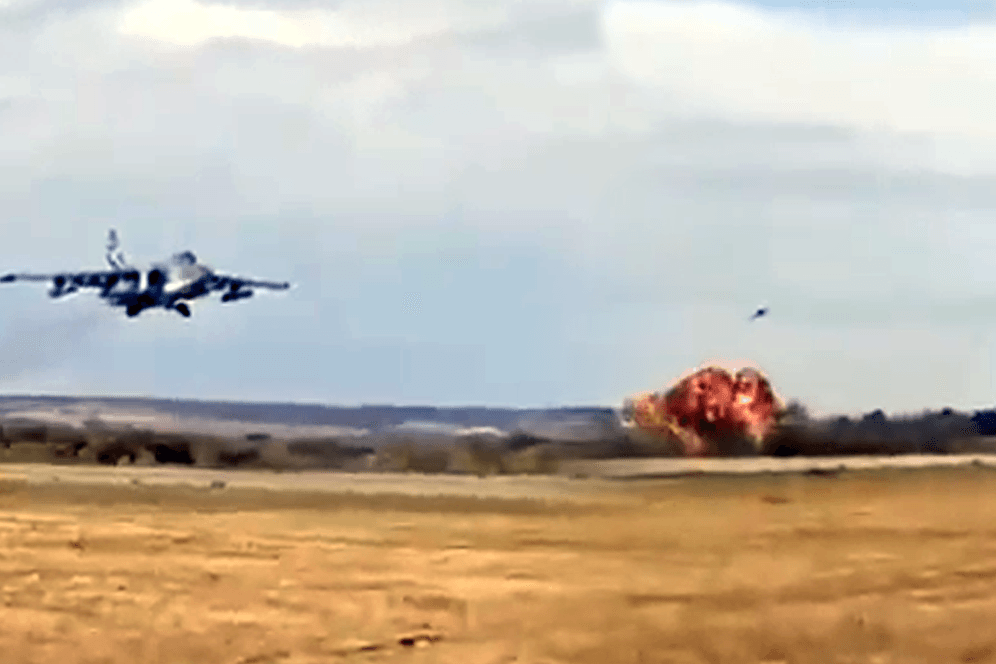 Russischer Kampfjet crasht schon beim Start (Quelle: Social/Reuters)
