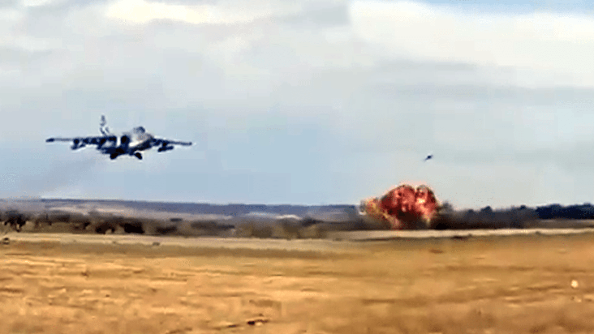Russischer Kampfjet crasht schon beim Start (Quelle: Social/Reuters)