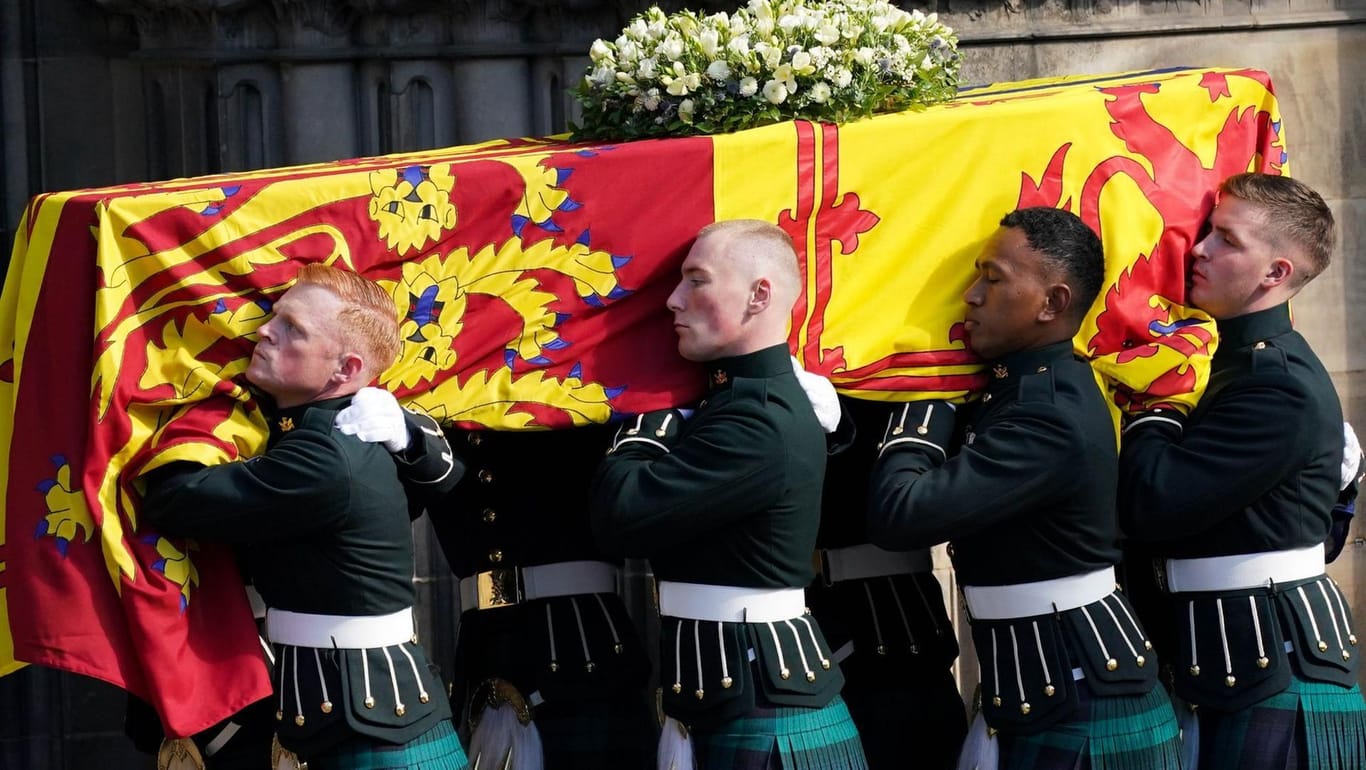 Der Sarg von Königin Elizabeth II. wird feierlich aufgebahrt.