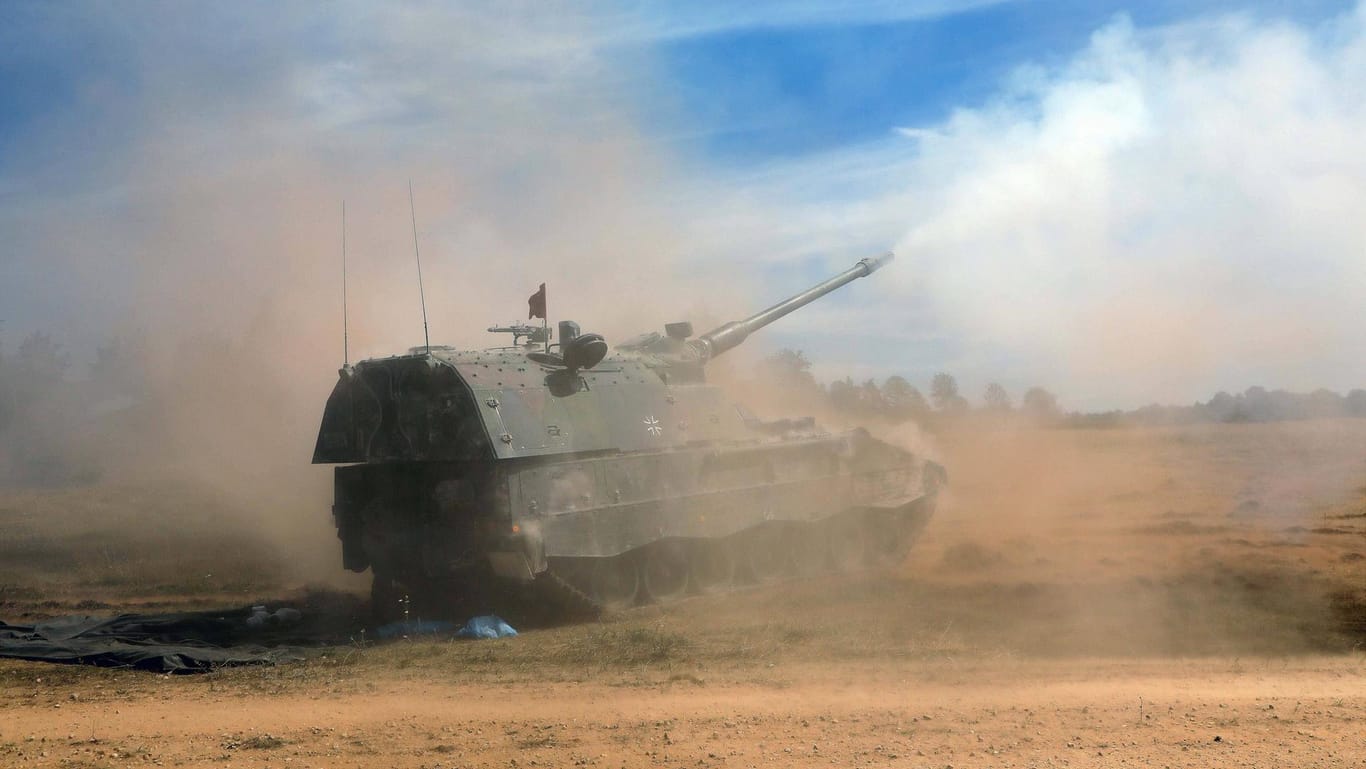 Die deutsche Panzerhaubitze 2000 hat eine starke Feuerkraft: Sie verwendet 155-Millimeter-Munition.