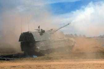 Die deutsche Panzerhaubitze 2000 hat eine starke Feuerkraft: Sie verwendet 155-Millimeter-Munition.