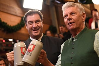 Markus Söder und Dieter Reiter stoßen an: Das Oktoberfest 2022 ist eröffnet (Quelle: Reuters).