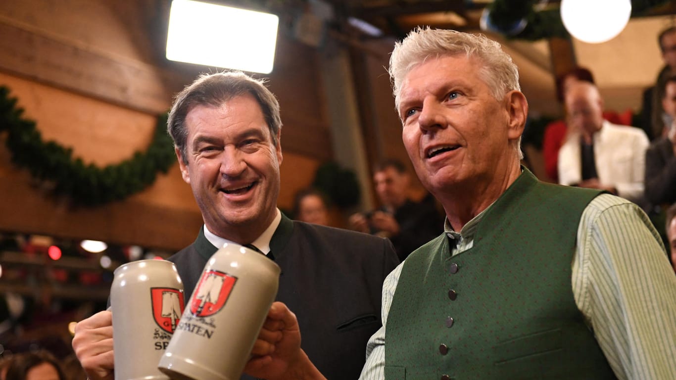 Markus Söder und Dieter Reiter stoßen an: Das Oktoberfest 2022 ist eröffnet (Quelle: Reuters).