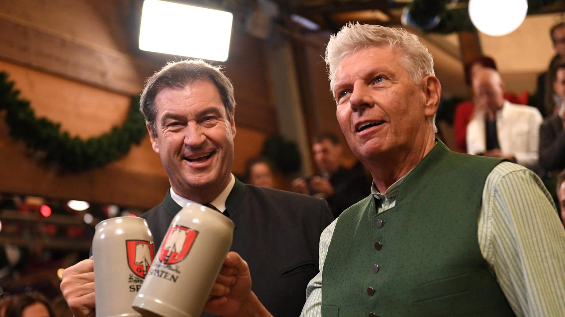 Markus Söder und Dieter Reiter stoßen an: Das Oktoberfest 2022 ist eröffnet (Quelle: Reuters). Markus Söder und Dieter Reiter stoßen an: Das Oktoberfest 2022 ist eröffnet (Quelle: Reuters).