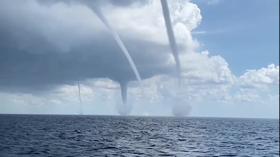 Aufnahmen zeigen spektakuläre Windhosen vor Mallorcas Küste (Quelle: Reuters).