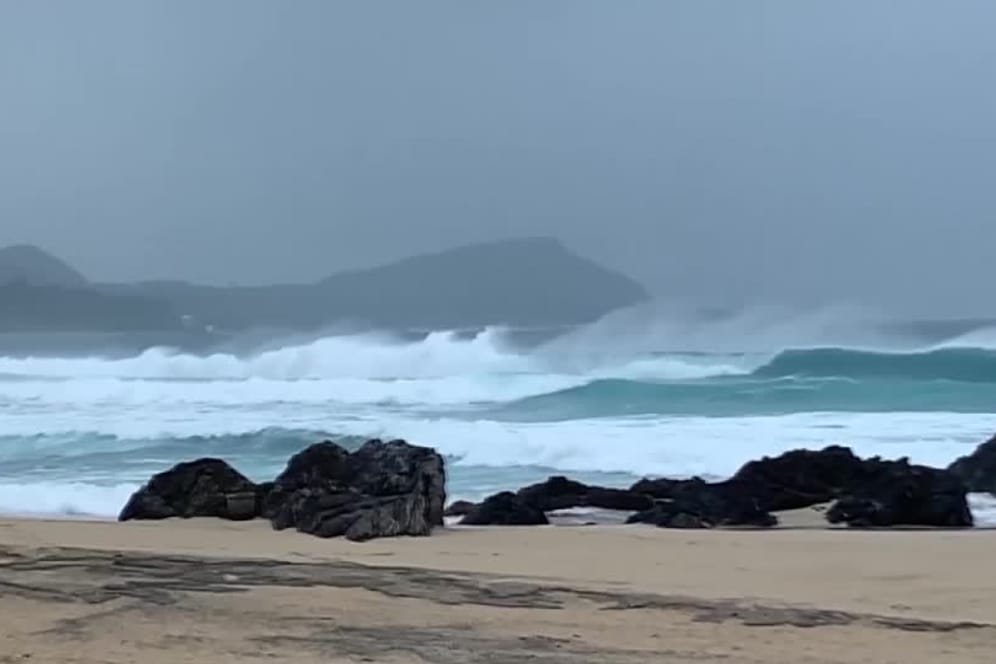 Wellen an Japans Küste: Ein Taifun kommt auf das Land zu (Quelle: Reuters).