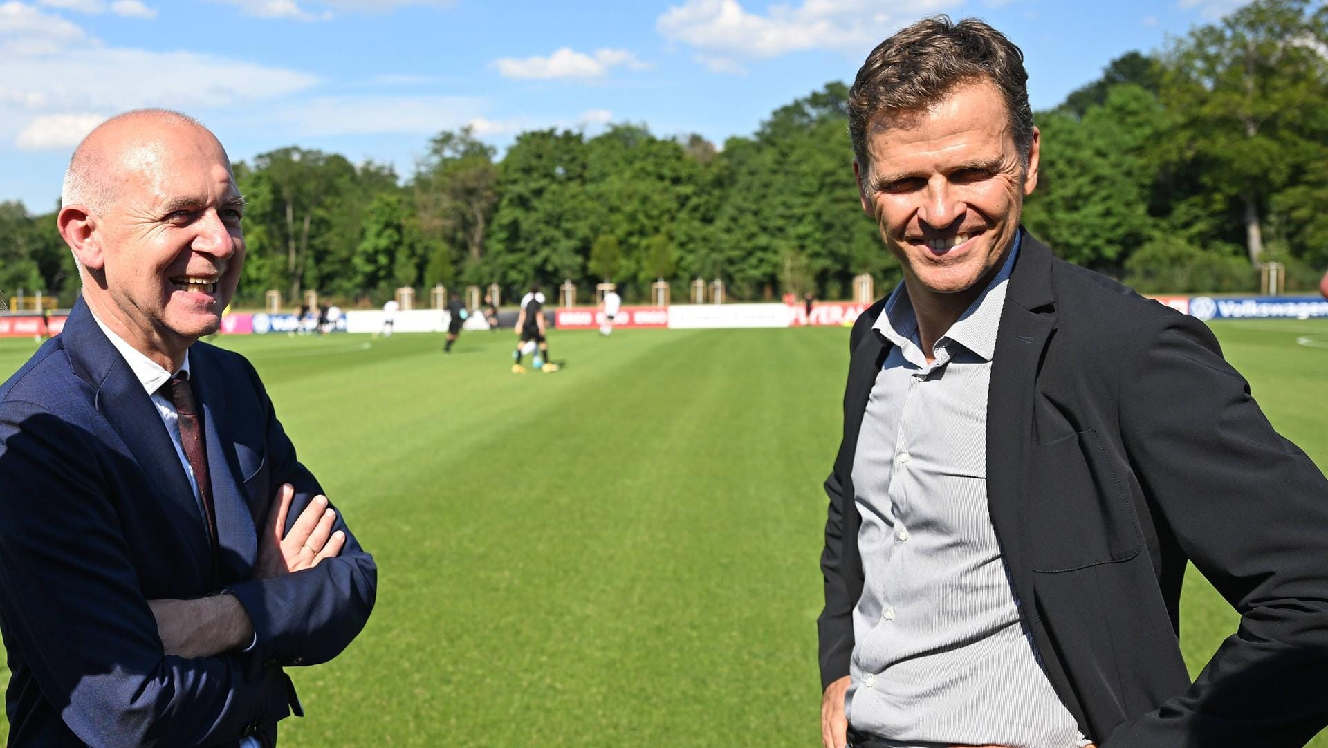 Die DFB-Bosse Neuendorf und Bierhoff freuen sich auf die WM in Katar.