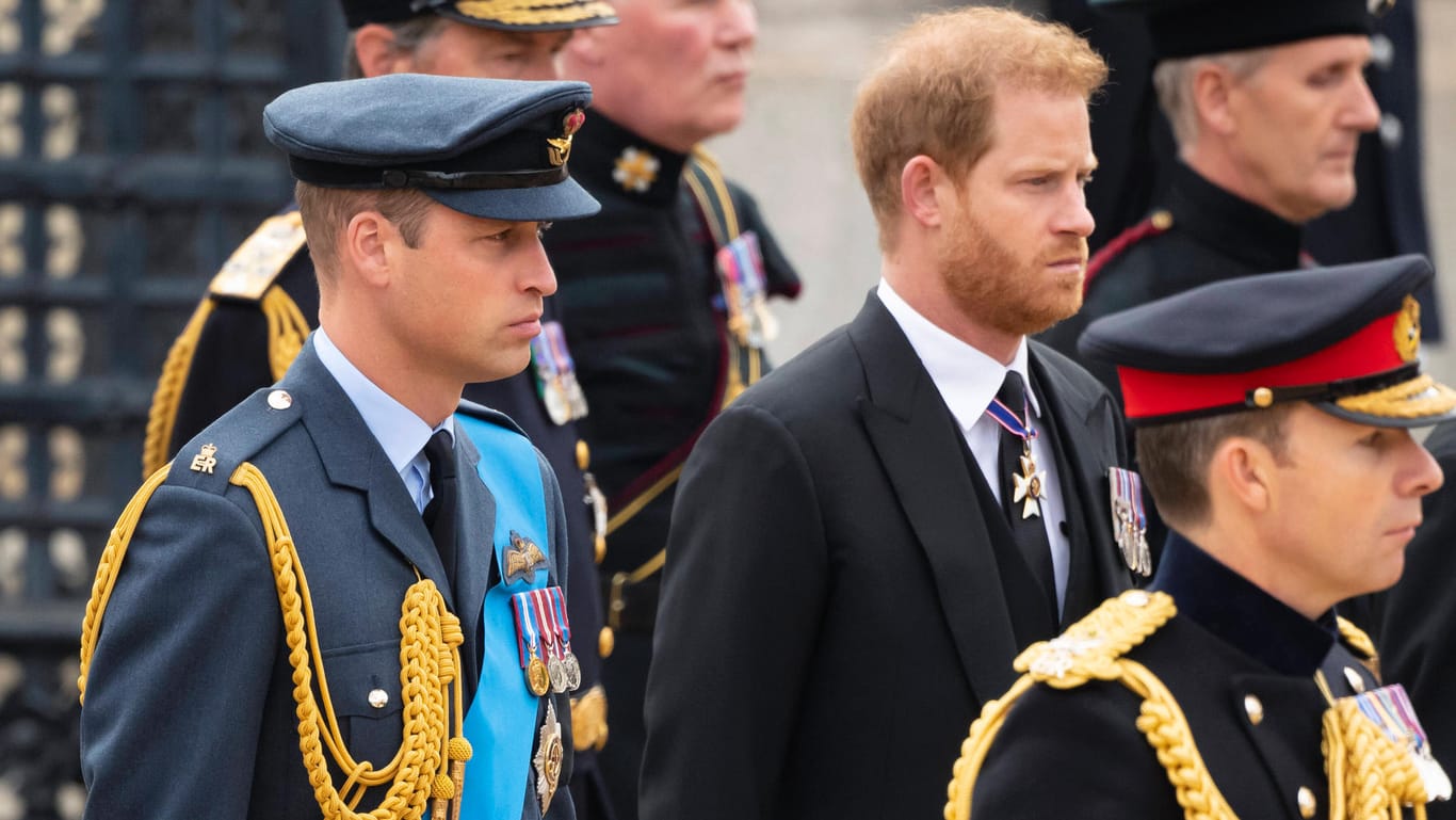 Queen Elizabeth II Funeral King Charles III, The Prince of Wales, Peter Phillips, Prince Harry, The Duke of Sussex, Pri