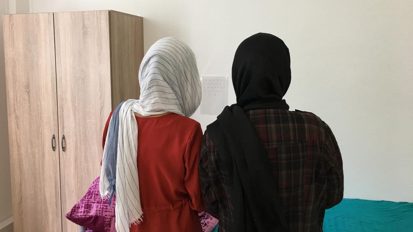 Hila und Samila Haidari in ihrem Zimmer im Wohnheim: Sie möchten nicht erkannt werden.