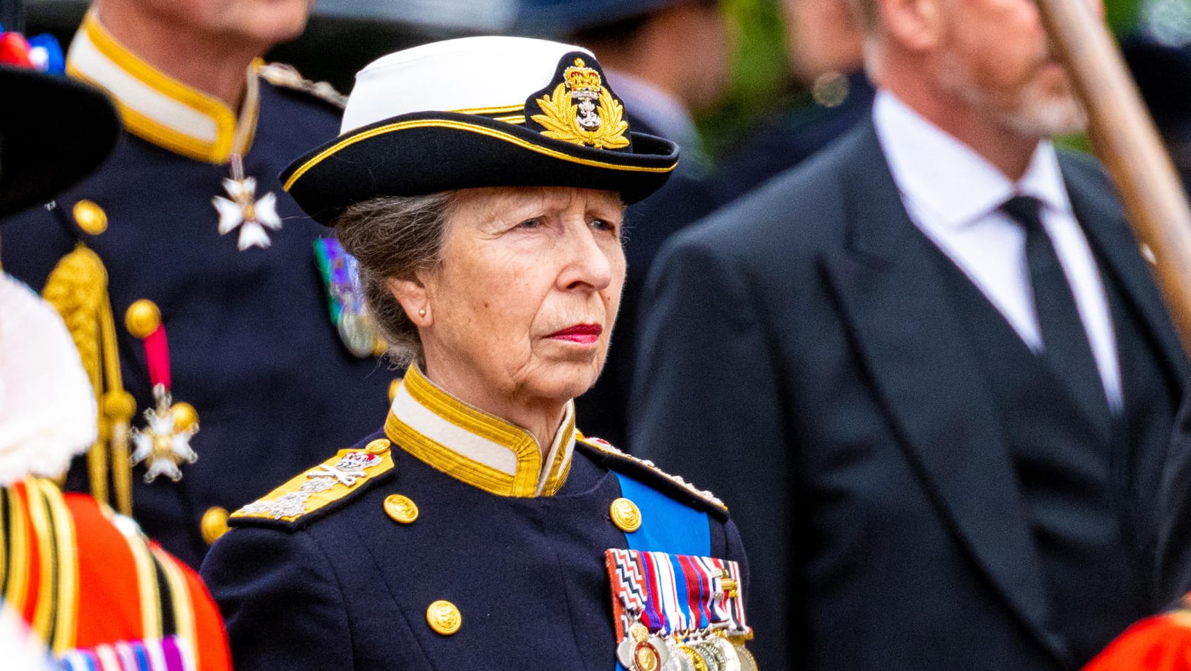 Prinzessin Anne hinter dem Sarg der Queen: Als einzige Frau marschierte sie in Uniform beim Trauerzug mit.