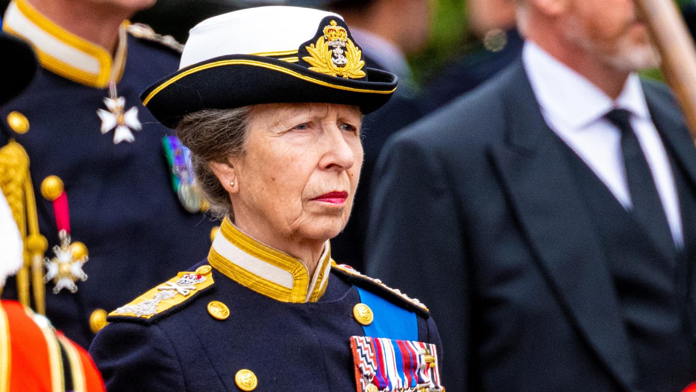 Prinzessin Anne hinter dem Sarg der Queen: Als einzige Frau marschierte sie in Uniform beim Trauerzug mit.