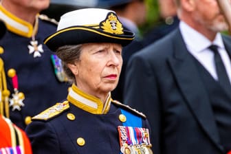 Prinzessin Anne hinter dem Sarg der Queen: Als einzige Frau marschierte sie in Uniform beim Trauerzug mit.
