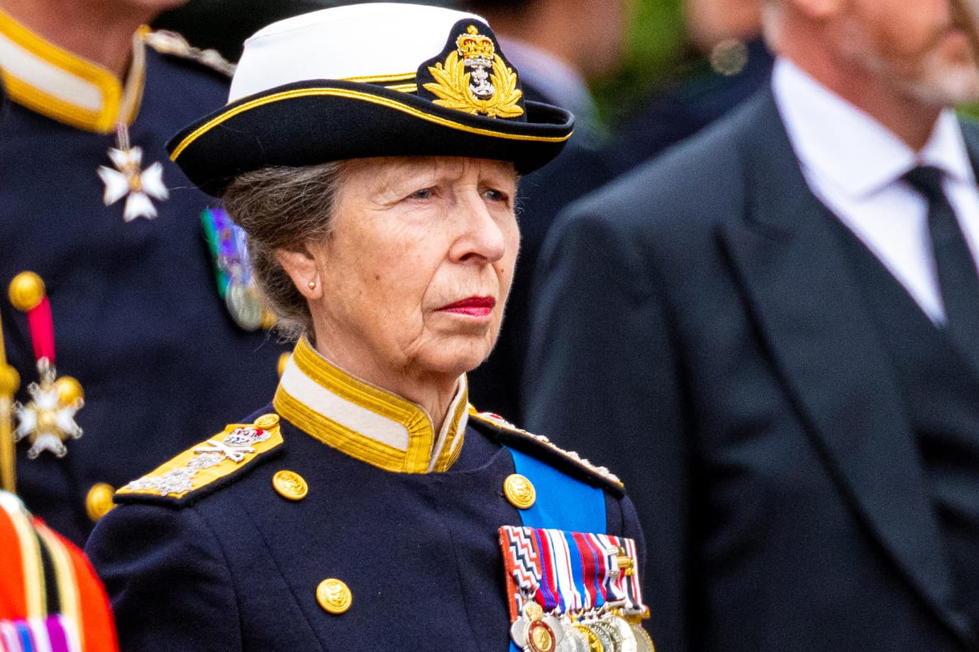 Prinzessin Anne hinter dem Sarg der Queen: Als einzige Frau marschierte sie in Uniform beim Trauerzug mit.