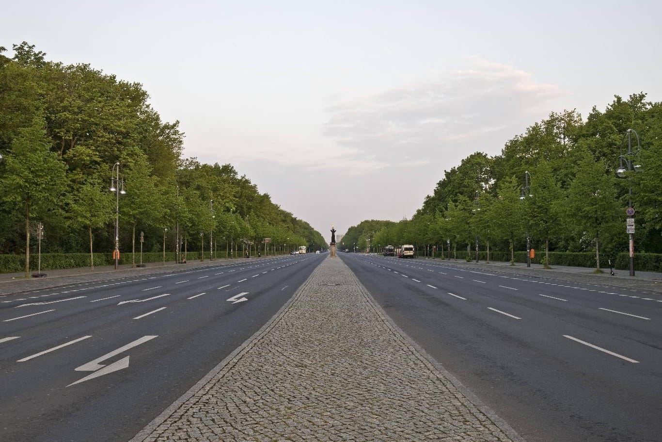 Die Straßen in Berlin sind leer: So soll es am Autofreien Tag aussehen (Quelle:dpa/Reuters/t-online).