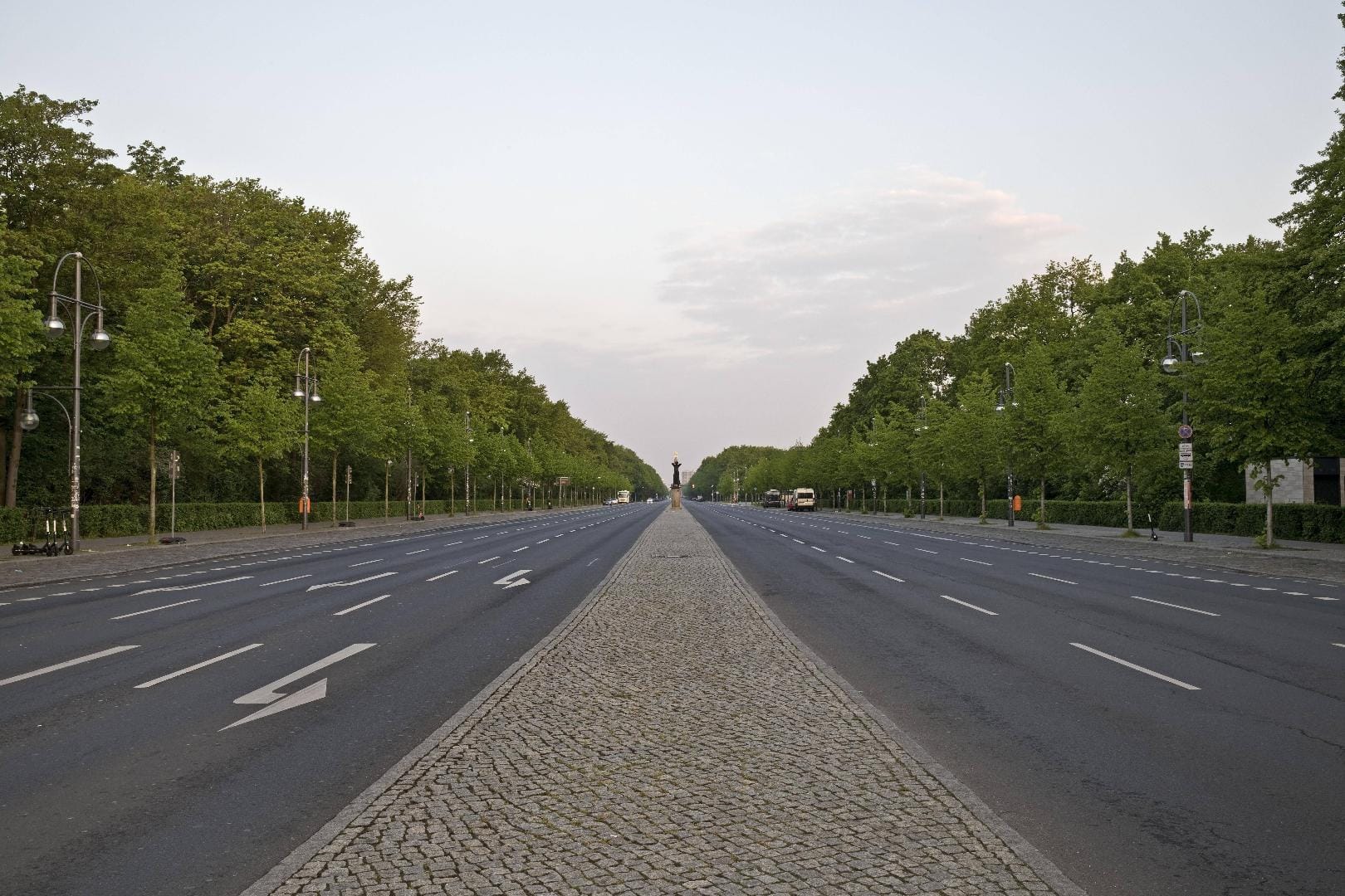 Die Straßen in Berlin sind leer: So soll es am Autofreien Tag aussehen (Quelle:dpa/Reuters/t-online).